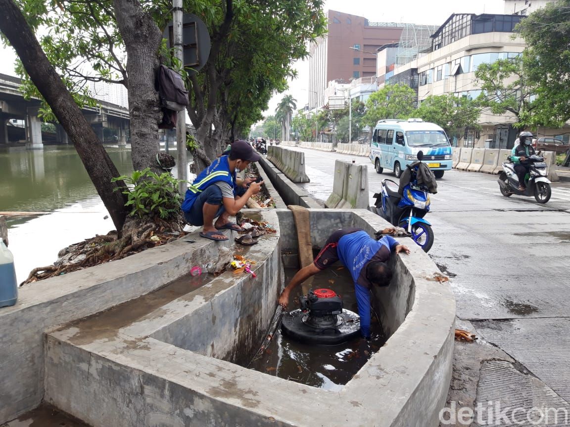 Pompa air untuk mengalirkan genangan ke kolam olakan di Jl RE Martadinata-Jembatan Lodan, 18 Mei 2021. (Rakha/detikcom)