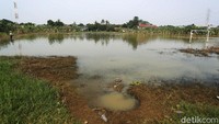 Lokasi lapangan sepakbola yang terendam banjir ini berada di Jalan Rawa Tengah, Cikiwul, Kota Bekasi.