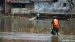 Potret Warga Bekasi Menjala Ikan di Lapangan yang Kebanjiran