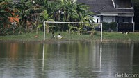 Selain menjala, ada juga warga yang mancing di sekitar lapangan sepakbola.