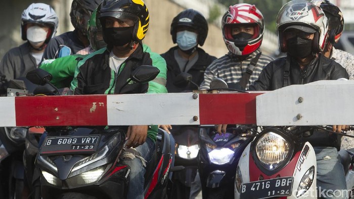 Pemprov DKI kembali memperpanjang PPKM Mikro hingga 31 Mei 2021. Hal ini dilakukan unt8uk mengantisipasi lonjakan kasus aktif COVID-19 usai Lebaran.