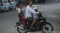 Diketahui, dalam dua minggu belakangan ini kasus aktif COVID-19 di Jakarta cenderung fluktuatif. Di mana ada peningkatan kasus aktif dari 7.039 pada tanggal 3 Mei 2021 menjadi 7.266 pada tanggal 15 Mei 2021 sebelumnya, akhirnya turun menjadi 7.146 pada tanggal 16 Mei 2021.