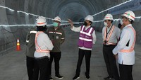 Saat ini pembangunan proyek tersebut diketahui telah berada pada kisaran 73 persen dari keseluruhan proses pembangunan dan ditargetkan selesai pada akhir tahun 2022 mendatang. ANTARA FOTO/HO/Setpres-Kris  