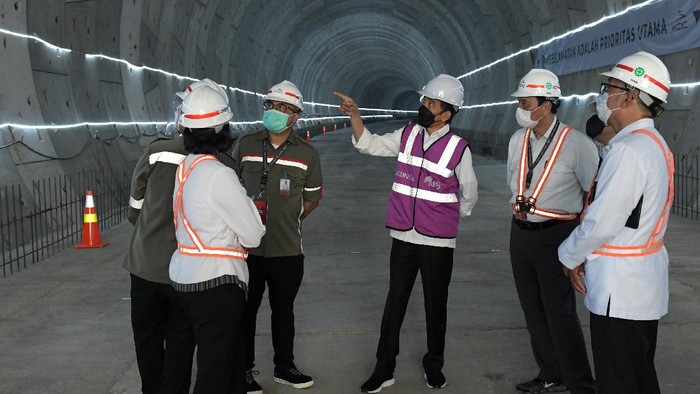 Presiden Joko Widodo (tengah) berbincang dengan Menko Maritim dan Investasi Luhut Binsar Pandjaitan (kedua kanan), Menkeu Sri Mulyani (kedua kiri) Gubernur Jawa Barat Ridwan Kamil (kanan) dan perwakilan PT KCIC saat meninjau pembangunan tunnel proyek kereta cepat di Bekasi, Jawa Barat, Selasa (18/5/2021). Kereta cepat Jakarta - Bandung ditargetkan dapat beroperasi pada akhir 2022. ANTARA FOTO/HO/Setpres-Kris/wpa/foc.