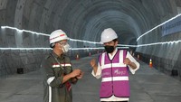 Presiden Joko Widodo (kanan) berbincang dengan perwakilan PT KCIC saat meninjau pembangunan tunnel proyek kereta cepat di Bekasi, Jawa Barat, Selasa (18/5/2021). ANTARA FOTO/HO/Setpres-Kris  