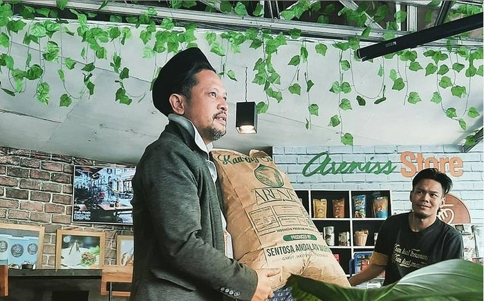 UMKM Areniss merupakan usaha yang bergerak dalam bidang produksi gula aren atau kawung hasil besutan Jo Santosa melalui CV Sentosa Andalan Wurmb.