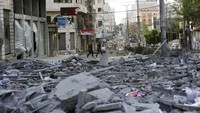 Sekitar 54 jet tempur dikerahkan Israel untuk memborbardir wilayah yang dikontrol Hamas tersebut. Sejumlah ledakan besar yang mengguncang Gaza merusak ratusan bangunan, serta memicu pemadaman listrik. AP Photo/Adel Hana.