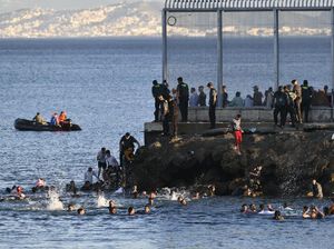 Momen Ribuan Migran Maroko Berenang ke Spanyol