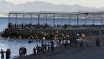 Momen Ribuan Migran Maroko Berenang ke Spanyol