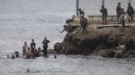 Momen Ribuan Migran Maroko Berenang ke Spanyol