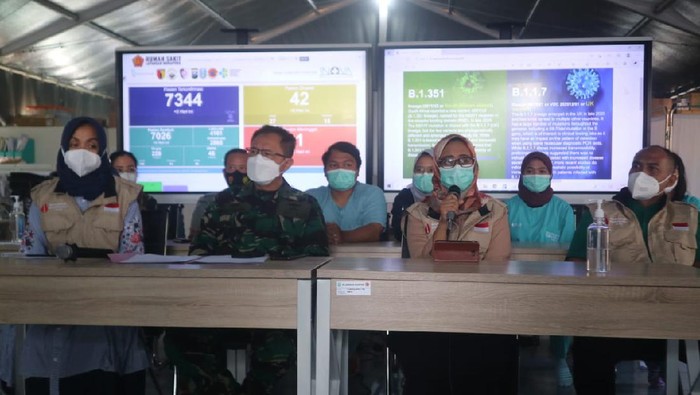 Rumah Sakit Lapangan Indrapura (RSLI) Surabaya merawat dua pekerja migran Indonesia (PMI)/TKI yang terpapar mutasi baru virus Corona B1351 Afrika Selatan dan B117 United Kingdom