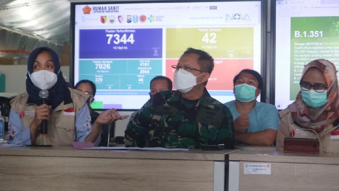 Rumah Sakit Lapangan Indrapura (RSLI) Surabaya merawat dua pekerja migran Indonesia (PMI)/TKI yang terpapar mutasi baru virus Corona B1351 Afrika Selatan dan B117 United Kingdom