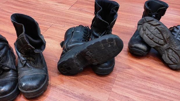 Salah satu bukti sepatu PDL yang diduga dikorupsi oleh Dinas Damkar Depok