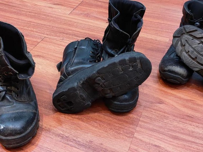 Salah satu bukti sepatu PDL yang diduga dikorupsi oleh Dinas Damkar Depok