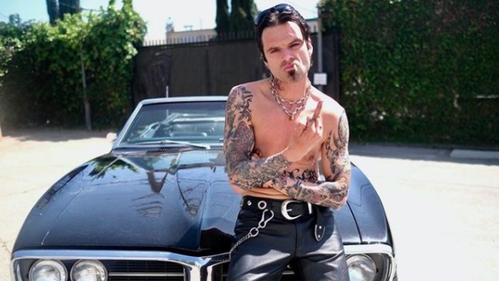 Sebastian Stan perankan Tommy Lee