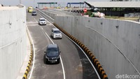 Kendaraan yang menuju ke arah Garut dan Tasikmalaya masuk kedalam terowongan dan kendaraan yang mengarah ke Cibiru Bandung belok sedikit ke kiri.