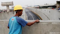 Pekerja tampak masih melakukan proses finising dinding Simpang Susun Cileunyi.