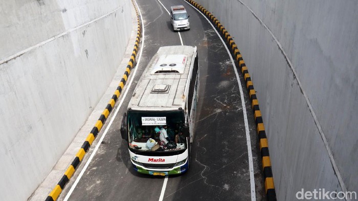 Simpang Susun Cileunyi yang menghubungkan antara Tol Padaleunyi dan Cisumdawu sudah dilakukan ujicoba. Pantauan detikcom, Selasa (18/5/2021) kendaraan dari Exit Tol Cileunyi sudah bisa menggunakan jalur ini.