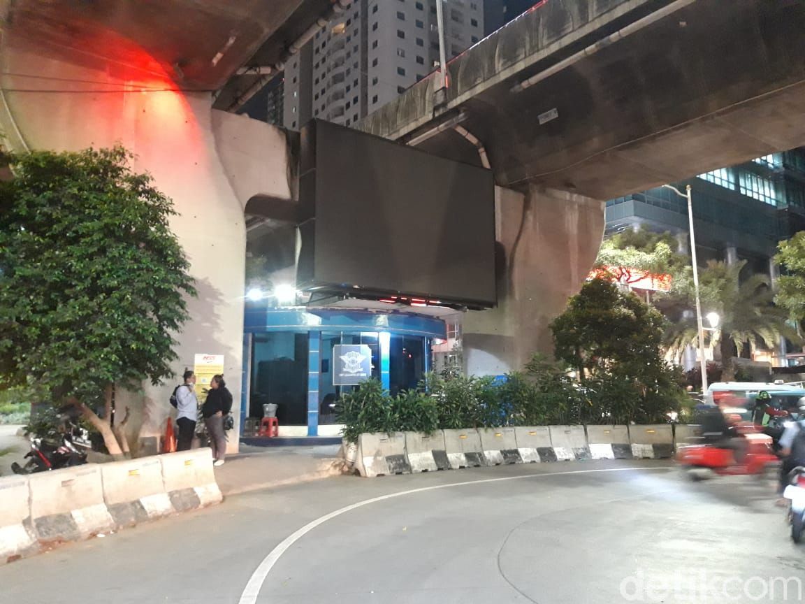 Situasi di median jalan kolong JLNT Casablanca, Jl Prof Dr Satrio, Kuningan, Jaksel, ada pos polisi, banyak pemotor parkir. (Rakha AD/detikcom)