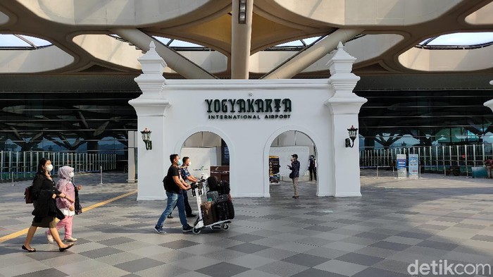 Suasana Bandara Yogyakarta International Airport (YIA) Kulon Progo sehari usai larangan mudik, Selasa (18/5/2021)