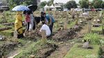 Suasana TPU Srengseng Sawah 2 Usai Ziarah Kembali Dibuka
