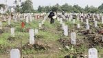 Suasana TPU Srengseng Sawah 2 Usai Ziarah Kembali Dibuka