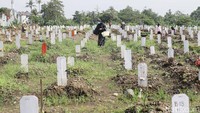 Wakil Gubernur DKI Jakarta Ahmad Riza Patria kepada wartawan di Balai Kota DKI Jakarta, Jalan Medan Merdeka Selatan, Jakarta Pusat, Senin (17/5/2021) mengatakan, agar peziarah selalu menerapkan protokol kesehatan dengan baik. Tidak hanya itu, dia mengimbau mereka yang hendak berziarah agar dapat bergiliran supaya tidak menimbulkan kerumunan di pemakaman.