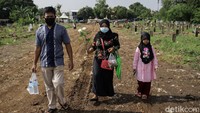 Warga ramai-ramai mengkritik penutupan tempat pemakaman umum (TPU) saat Lebaran. Warga marah karena tidak bisa berziarah di hari lebaran yang sudah menjadi tradisi.