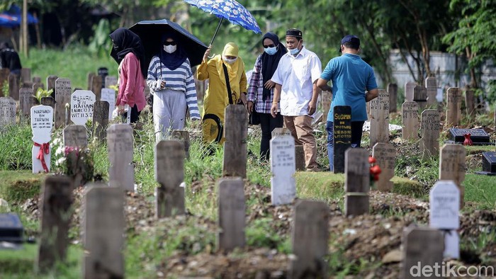 Suasana TPU Srengseng Sawah 2 Usai Ziarah Kembali Dibuka Sejumlah warga terus berdatangan untuk melakukan Ziarah usai Idul Fitri di TPU Serengseng Sawah 2 khusus COVID, Jakarta, Selasa (18/5/2021).