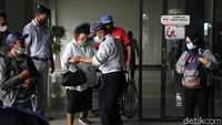 Seorang petugas membantu penumpang lansia di Terminal Tirtonadi.