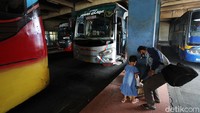 Di terminal tersebut menurut pengakuan petugas, penumpang banyak yang menunggu bus dengan armada yang terbatas.  