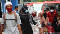 Tampak penumpang wara-wiri di terminal Tirtonadi.  