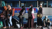 Calon penumpang menunggu kedatangan bus di Terminal Tirtonadi.