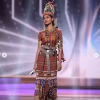 Inilah penampilan Miss Universe Myanmar 2020 Ma Thuzar Wint Lwin saat tampil di atas panggung Miss Universe 2020 mengenakan kostum nasionalnya. Kostum nasional yang dikenakannya ini merupakan pinjaman. Foto: Dok. Instagram @thuzar_wintlwin