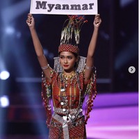 Candy Thuzar atau Thuzar Wint Lwin memeragakan kostum nasionalnya yang merupakan busana tradisional suku Chi di Myanmar dengan membawa kertas bertuliskan, Pray for Myanmar.” Saat ini memang  Myanmar memang belum sepenuhnya pulih dari konflik internal menyusul kudeta militer.  Foto: Dok. Instagram @thuzar_wintlwin