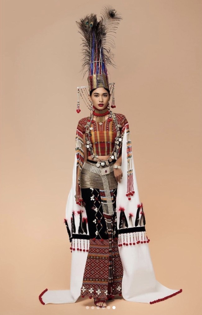 Sebelumnya dalam sebuah unggahan di Instagram, wanita yang akrab disapa Candy Thuzar itu mengaku kopernya hilang dalam perjalanan ke negara tuan rumah, Amerika Serikat. Salah satu pakaian yang ada di koper hilang tersebut adalah busana untuk penilaian Best National Costume Miss Universe 2020.  Foto: Dok. Instagram @thuzar_wintlwin