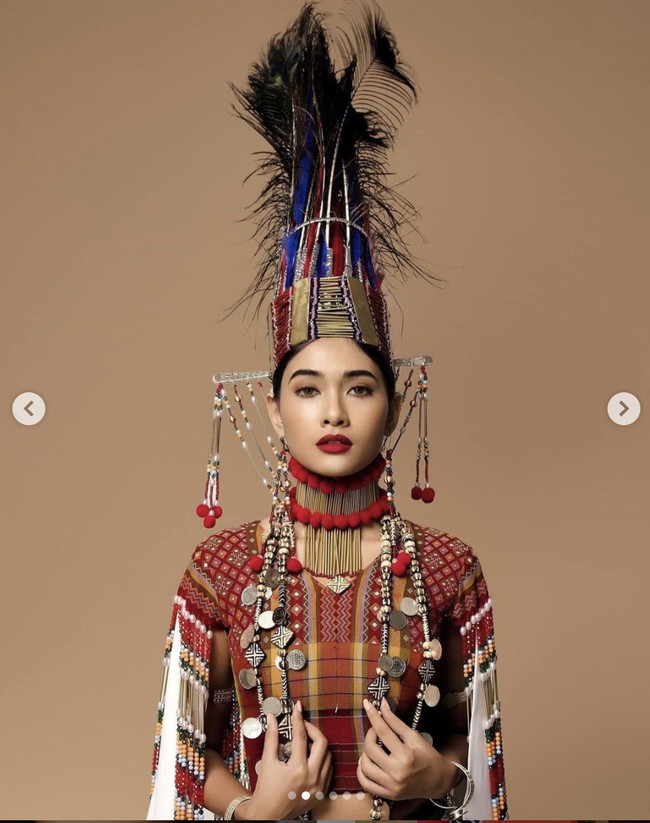 Tampil dengan kostum nasional pinjaman tak menyurutkan semangat Candy Thuzar. Malah pada sesi tampil dengan kostum nasional Miss Universe 2020 yang disiarkan langsung di channel YouTube Miss Universe, Candy membawa pesan mendalam ke atas panggung. Foto: Dok. Instagram @thuzar_wintlwin