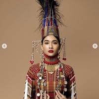 Tampil dengan kostum nasional pinjaman tak menyurutkan semangat Candy Thuzar. Malah pada sesi tampil dengan kostum nasional Miss Universe 2020 yang disiarkan langsung di channel YouTube Miss Universe, Candy membawa pesan mendalam ke atas panggung. Foto: Dok. Instagram @thuzar_wintlwin