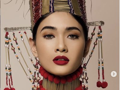 10 Foto Miss Myanmar Pemenang Best National Costume Miss Universe 2020