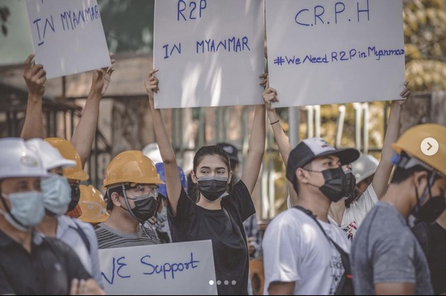 Miss Universe Myanmar 2020 ini sebelumnya juga pernah mengunggah momen dirinya mengikuti aksi demonstrasi untuk menentang kekuasaan militer di negaranya.Foto: Dok. Instagram @thuzar_wintlwin