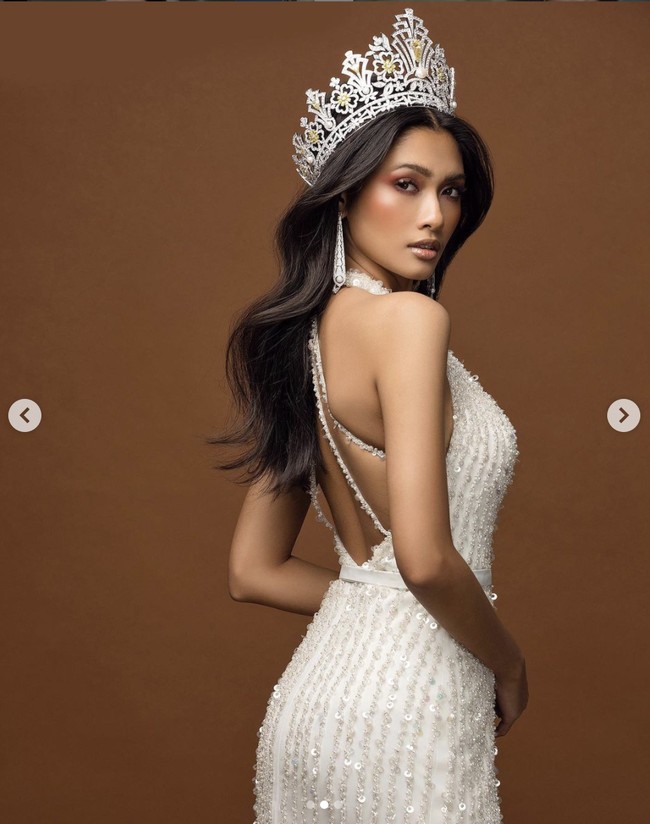 Namun karena kopernya hilang, Candy Thuzar terpaksa berganti kostum nasional. Beruntung dia ditolong komunitas suku Chin yang meminjamkannya busana tradisional suku di Myanmar tersebut. Foto: Dok. Instagram @thuzar_wintlwin