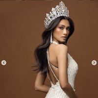 Namun karena kopernya hilang, Candy Thuzar terpaksa berganti kostum nasional. Beruntung dia ditolong komunitas suku Chin yang meminjamkannya busana tradisional suku di Myanmar tersebut. Foto: Dok. Instagram @thuzar_wintlwin