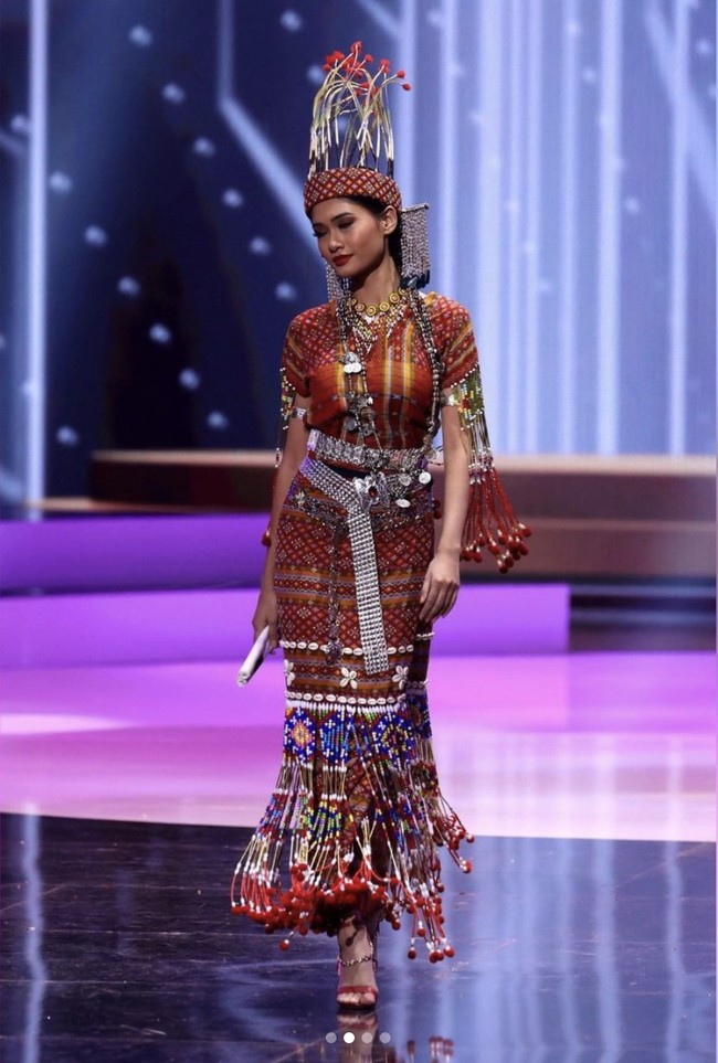 Kostum nasionalku yang asli tidak bisa sampai karena beberapa alasan. Namun berkat bantuan komunitas Chin di sini, aku bisa memakai busana etnik suku Chin dan memberikan penampilan terbaikku, tulis mahasiswi sastra Inggris di University of East Yangon ini di Instagram. Foto: Dok. Instagram @thuzar_wintlwin