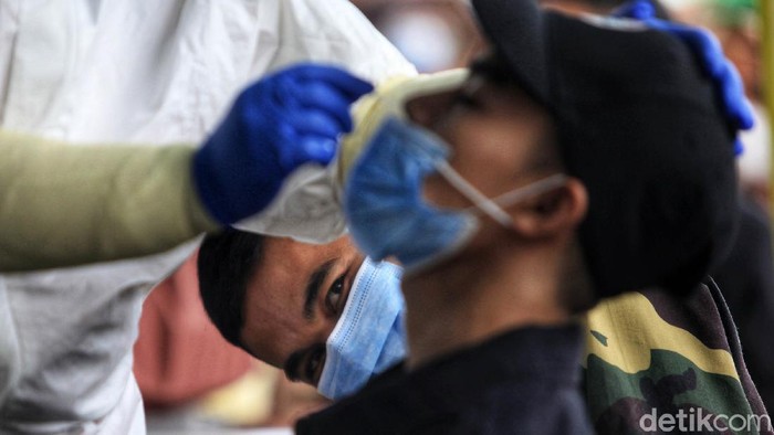 Pemudik yang balik dari kampung halaman menjalani tes swab antigen di Tangerang Selatan. Kali ini tes swab menyasar kepada pemudik yang menggunakan kendaraan travel.