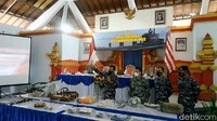 Dalam jumpa pers di Lanal Denpasar ditampilkan sejumlah puing-puing KRI Nanggala-402 yang berhasil diangkat ke permukaan (Sui Suadnyana/detikcom)