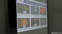 Barang dari KRI Nanggala-402 lain yang berhasil diangkat ke permukaan di antaranya antena ESM, kabel pelindung torpedo, personal life raft, hidrofon PRS, hingga pelat badan luar (Sui Suadnyana/detikcom)