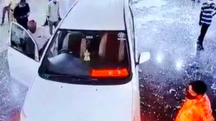 Toyota Innova tabrak rumah sakit