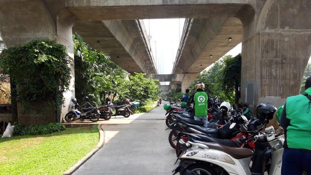 Trotoar median jalan kolong JLNT Kuningan penuh motor.