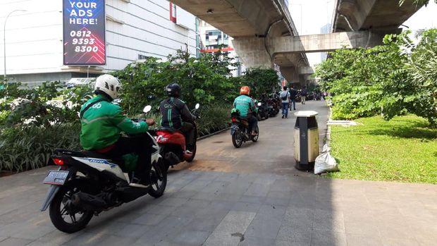 Trotoar median jalan kolong JLNT Kuningan penuh motor.