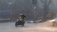 Otoritas India memperingatkan bahwa siklon ini dapat menelan lebih banyak korban jiwa dan memicu banjir di beberapa area dataran rendah. AP Photo/Rajanish Kakade  